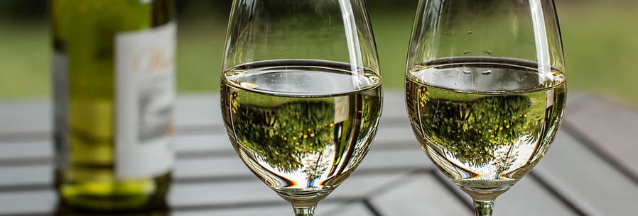 stojaki na wino drewniane